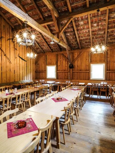 Feststadl, für eine Hochzeit geschmückt
